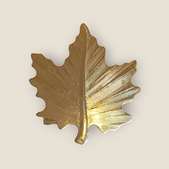 Vintage Gold Tone Brushed Textured Maple Leaf Pin Brooch - Picture 2 of 8